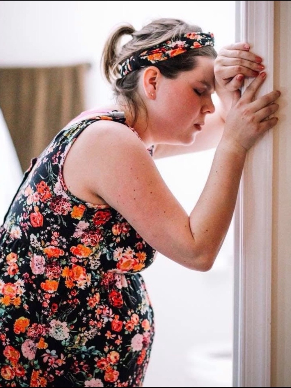 Latched mama labor and delivery dress size medium black floral w/ headband